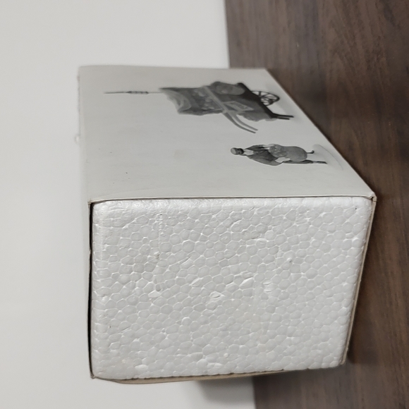 Department 56 the heritage Village Collection Chelsea market fruit monger & cart - Picture 9 of 9